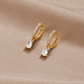 Pendientes de aro dorados con cristales blancos y marfil, de Vega Madrid, elegantes y sofisticados para ocasiones especiales.