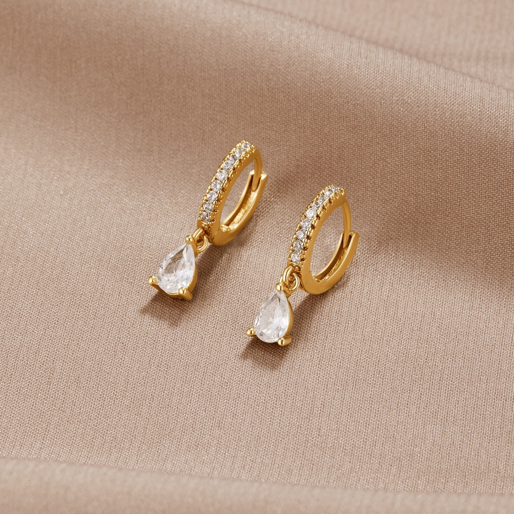 Pendientes de aro dorados con cristales blancos y marfil, de Vega Madrid, elegantes y sofisticados para ocasiones especiales.