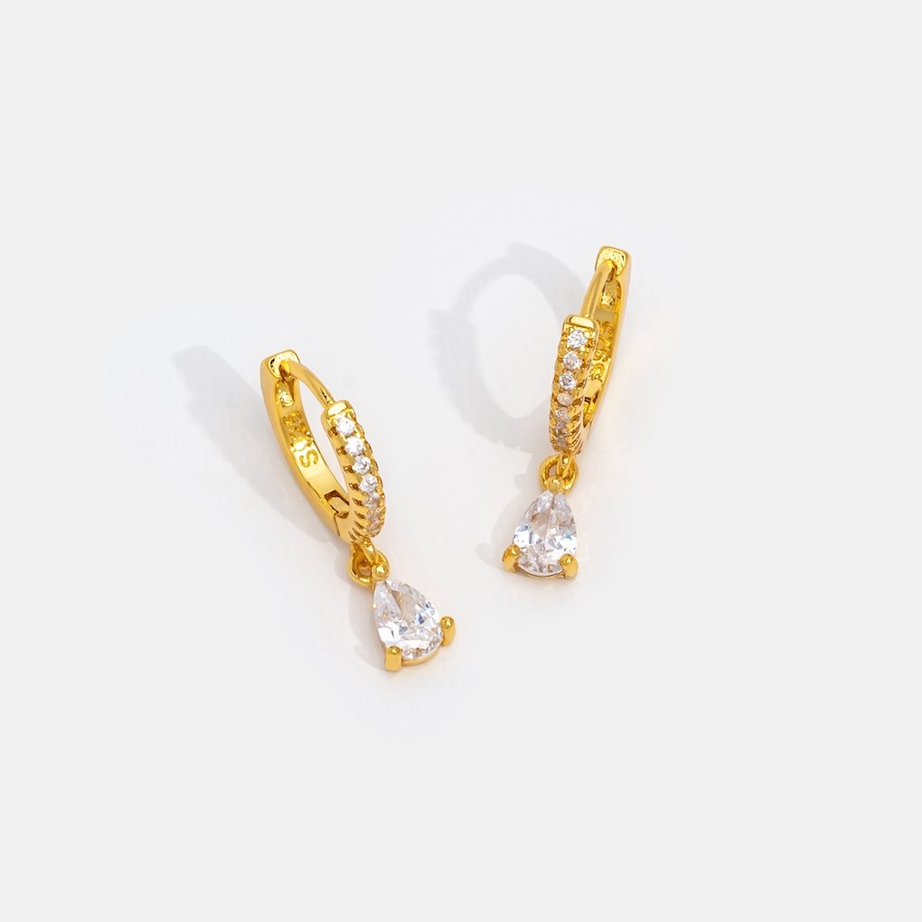 Pendientes de aro de cristal dorado en tono blanco marfil, de estilo premium por Vega Madrid