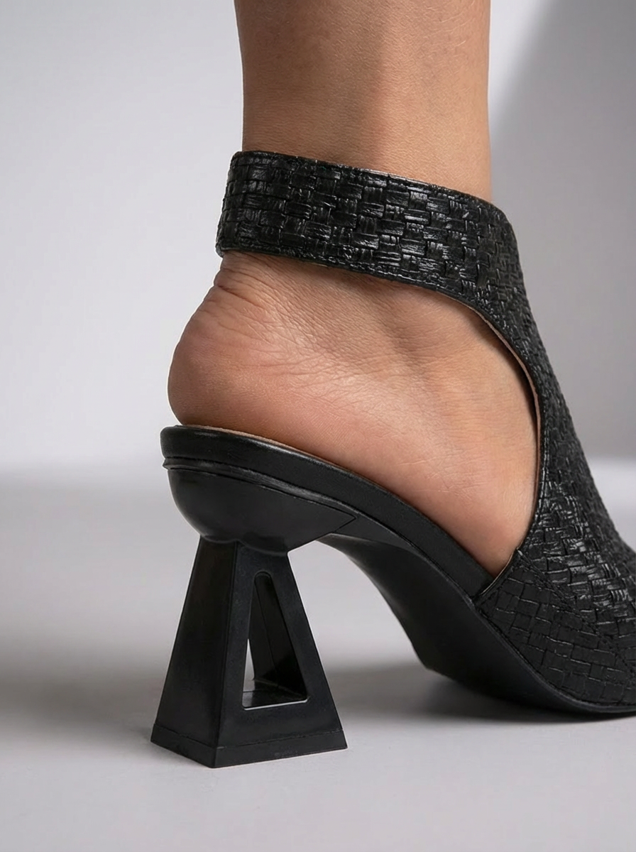 Sandalias elegantes trenzadas Renata de Vega Madrid en color negro, con diseño sofisticado y detalles de trenzado.